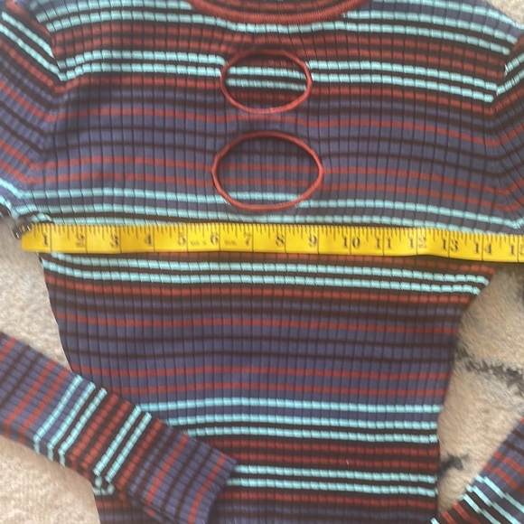 Cropped lightweight sweater with cut outs. Size medium - Picture 4 of 8